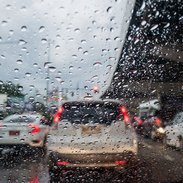 ¿Calles mojadas y lluvias intermitentes? Evita accidentes siguiendo estos pasos