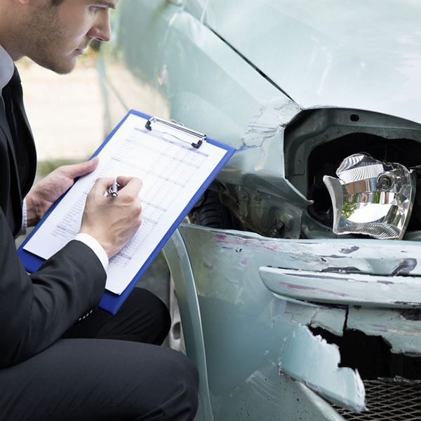 ¿Cuáles son las responsabilidades del seguro automotriz en carretera?