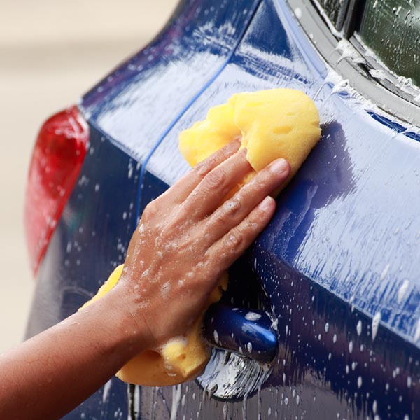 Qué es mejor, ¿lavar el auto en casa o acudir a un auto  lavado?