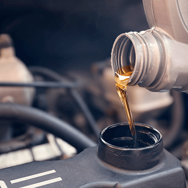 Revisa los niveles de líquidos de tu auto como un experto