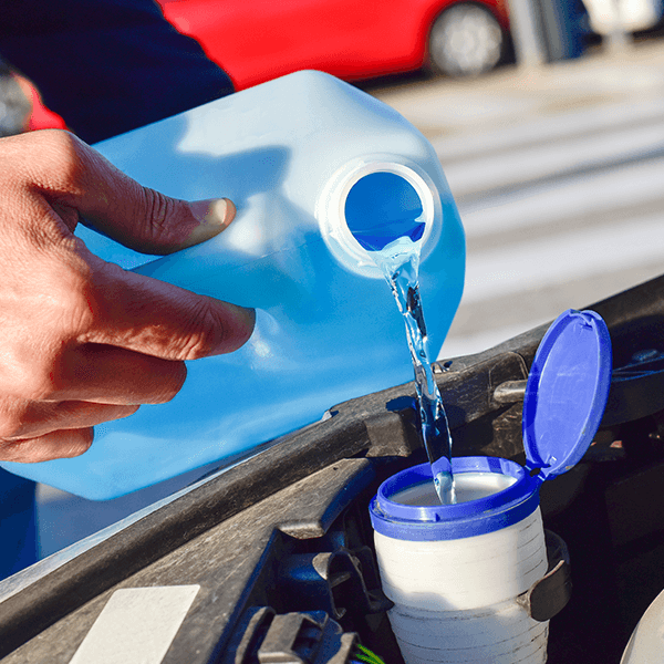 Revisa los niveles de líquidos de tu auto como un experto