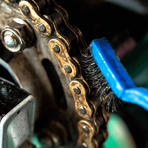 Cómo limpiar y engrasar la cadena de la moto